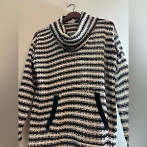 Splendid Black & White Turtleneck Cowl